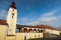 File:Nové Dvory, kostel sv. Martina, zámek.jpg - Wikimedia Commons